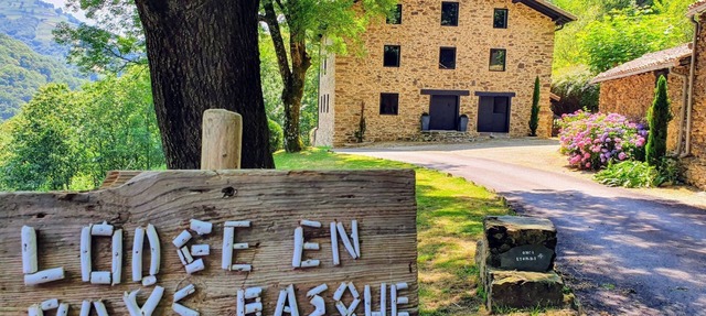 Charming gîte with SPA/Jacuzzi Lodge in the Basque Country in VALCARLOS