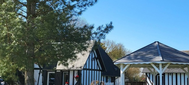Charming Normandy-style guest cottage, pets welcome, enclosed grounds in Mesnil-en-Ouche