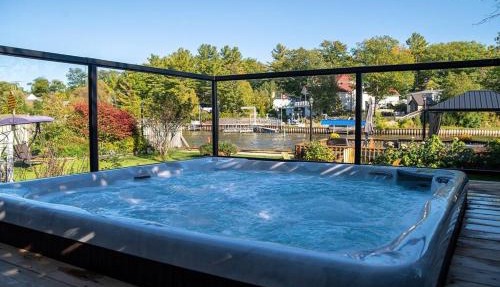 Charming riverside cottage, walk to beach in Wasaga Beach