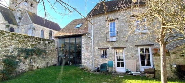 Charming stone house in the heart of the Vexin, enclosed garden and view of the bell tower in Vaudancourt