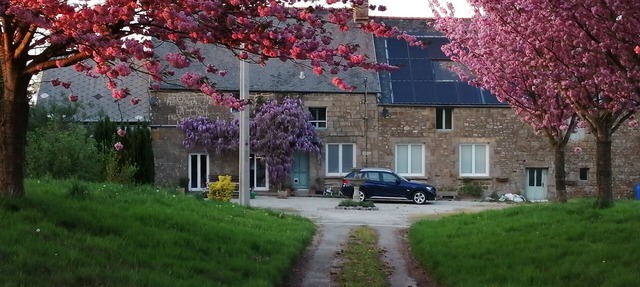 Cherry Tree Avenue gite, 2 ensuite bedrooms with salon and kitchen. in Le Ferré