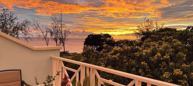 Coastal Serenity - Rooftop Terrace, 1 minute to ocean in Oistins