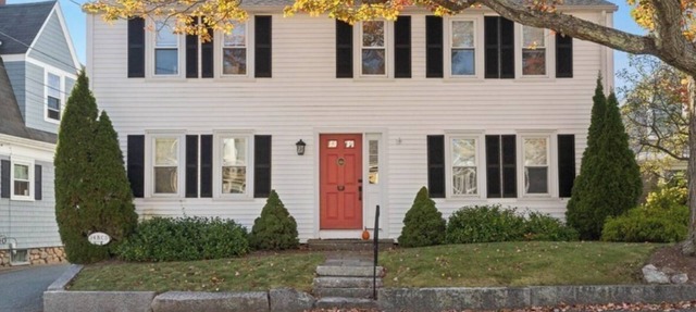 Colonial on High: Steps to Bearskin Neck shops, restaurants, beaches, and more! in Rockport
