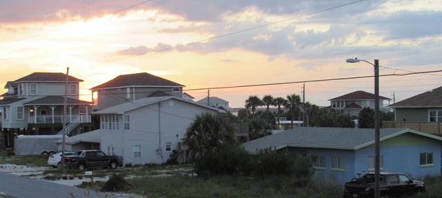 Comfortable Cottage a Block Away from Beach in Pensacola Beach