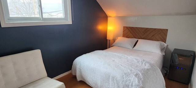 Comfy Short Vacay Old Homestay {Room} in Welland