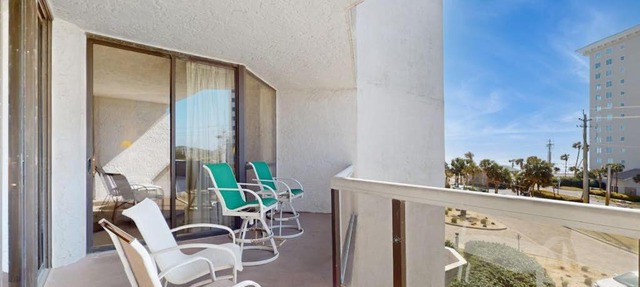 Condo in waterfront resort with balcony AC & 2 pools - walk to beach in Destin