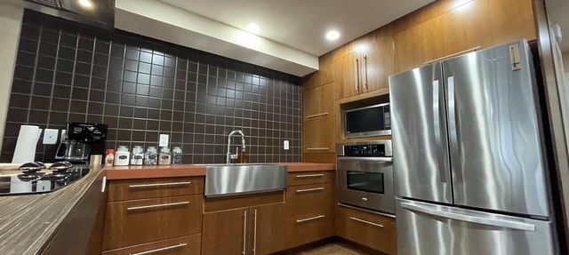 Condo w/oversize garage, walking distance to grocery, restaurants, bars, beach in Sicamous