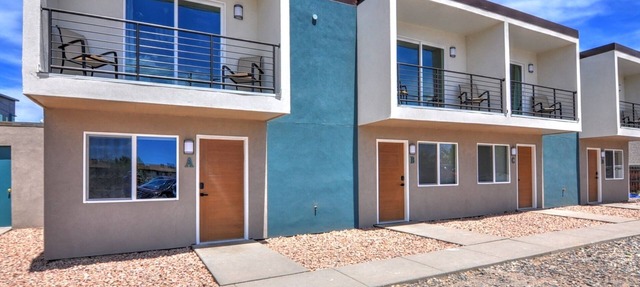 Contemporary, Clean 2 BR Townhome, Private Patio, Fast WiFI in Grand Junction