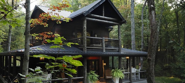 Cottage with fireplace and hot tub - on 400 acre property! in Dover