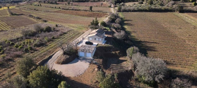 Country villa nestled among vineyards in Seillons-Source-d'Argens