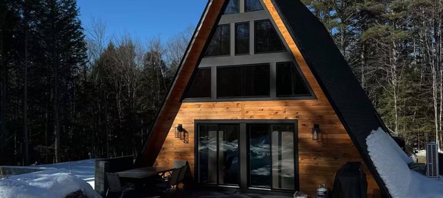 Cozy 2-bedroom A Frame chalet in delightful Danbury NH with WiFi and AC in Danbury