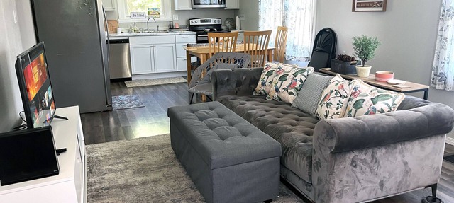 Cozy, 2 bedroom, Pet-Friendly Home Near Knox College! in Galesburg