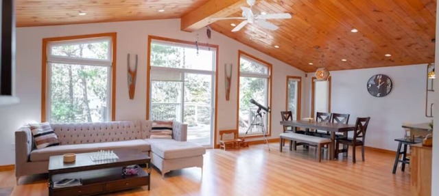 cozy cottage by Georgian Bay & sandy beach in Tiny