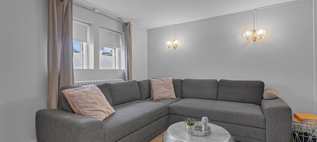 Cozy Downtown Keflavík Apartment - 5min to airport in Keflavík