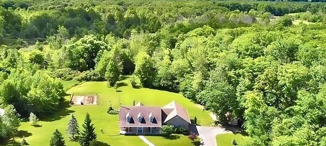 Cozy Hidden Forest Haven in Welland