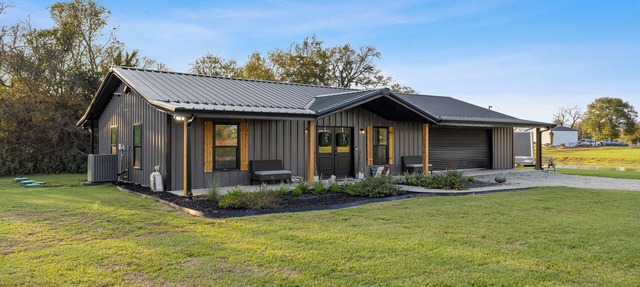 Cozy Modern Barndominum near Franklin Ranch Sports Park in Franklin