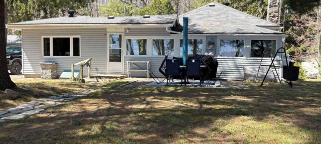 Cozy, Modern Year-Round Lakefront Cottage with 100ft Shoreline and Stunning View in Lakefield