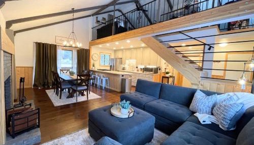 Cozy Mountain Retreat in Pine Valley, UT with decks, game room, and mountain views in Pine Valley