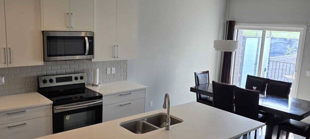 Cozy n Spacious 3BR House w/driveway available for short/Long term in Calgary