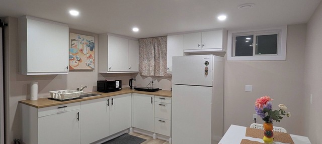 Cozy & Spacious Family Friendly Basement Unit with Private Room and Bathroom in Westphal