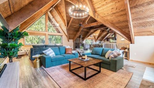 Creekside cabin with hot tub and sauna, next to ONP in Port Angeles
