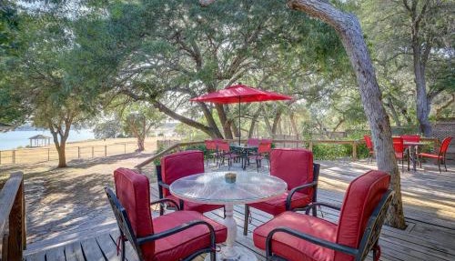 Deck + Cliffside Belton Lake Views: Temple Retreat in Temple