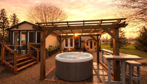 Disconnect From Reality/River House/Hot Tub/Pet Friendly in Port Burwell
