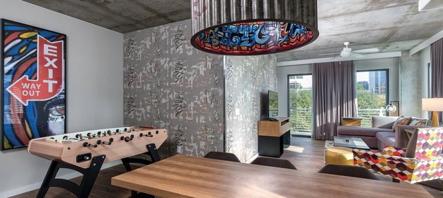DOWNTOWN Austin with ROOFTOP Pool and BBQ Area, Fire Pit & a Fitness Center in Austin