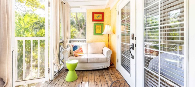 Dreamy Cottage in Grace Bay with BBQ and Bikes Included in Providenciales