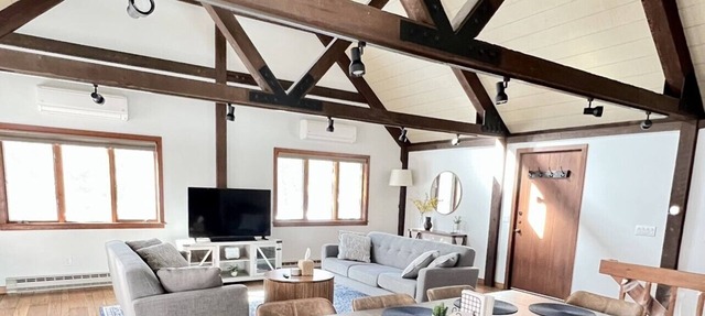 Eastman Lake Barn-Style Retreat With Game Room in Grantham