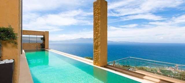 Eleni's Serenity - Discovering Sapphire Harmonies in Ravdoucha