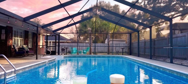 Emerald Waves Hideaway - Free Heated Pool & Gaming in Gulf Breeze