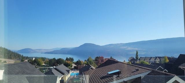 Enjoy pool/hot tub/lakeside view/water trampolines/for 8 in Central Okanagan