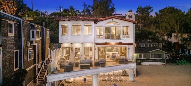 Escondido Escape - Modern Tri-level Mediterranean Beachfront Home in Los Angeles