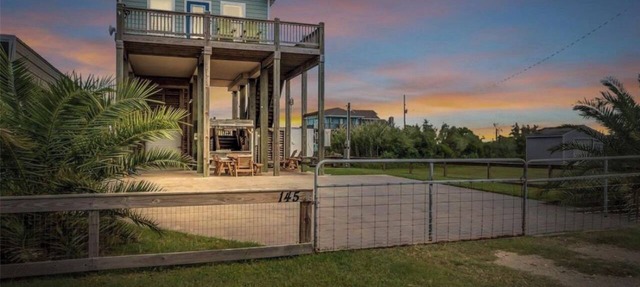 EV charger, stylish 1bdrm beach cottage sleeps 4, quiet walk to beach, fenced. in Bolivar Peninsula