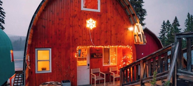 Everly's Hideout near Kelowna & Big White, Sleeps 4, Fire Table, Lakefront Deck in Naramata
