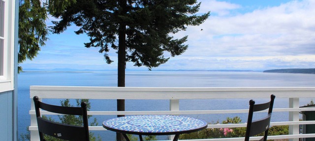 Exquisite Bay Views. Charming Cottage. in Sequim