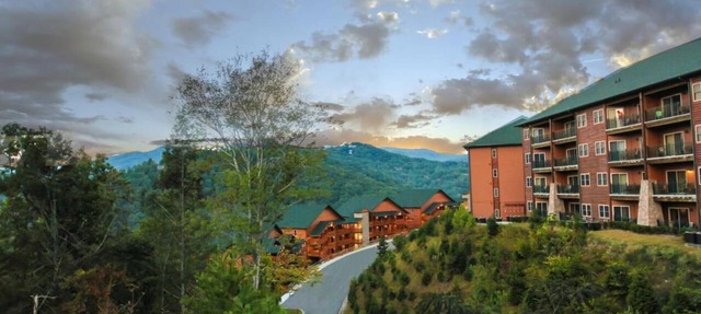 Fall foliage Smokey Mtns 2 BR Indoor waterpark Resort in Gatlinburg