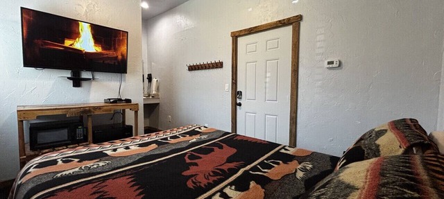 Falls Market Inn Riverview, Bike Trail Hotel, 4 Mile to Fallingwater 1 queen bed in Ohiopyle