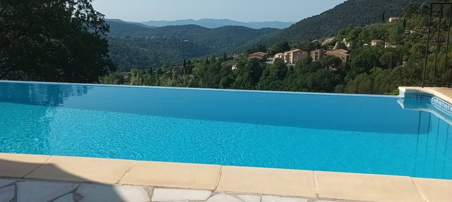 Family home with swimming pool and superb views, between beaches and the Verdon gorges. in Bargemon