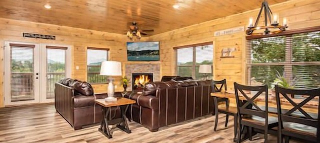 Firefly is a spacious, yet cozy, four-bedroom cabin in Bear Cove Falls. in Pigeon Forge