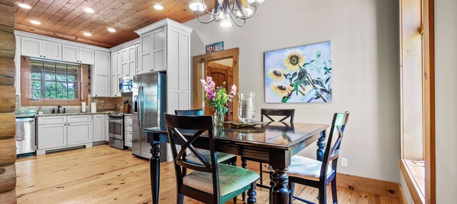 Gorgeous 4-bedroom cabin on the lake in fabulous Fall Creek Falls! in Fall creek Falls