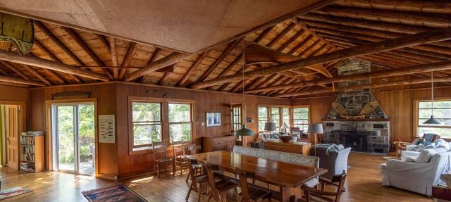 Gorgeous Rustic 5-bedroom cottage in North Kawartha with WiFi in Roxborough island