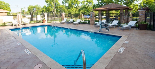 Great Location! Outdoor Pool. Free Breakfast. Gym. in Lake Jackson
