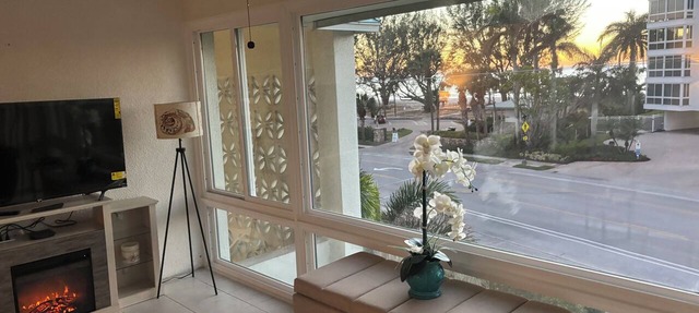 Gulfshore Boulevard Prime Private Beach Location in the Moorings. in Naples