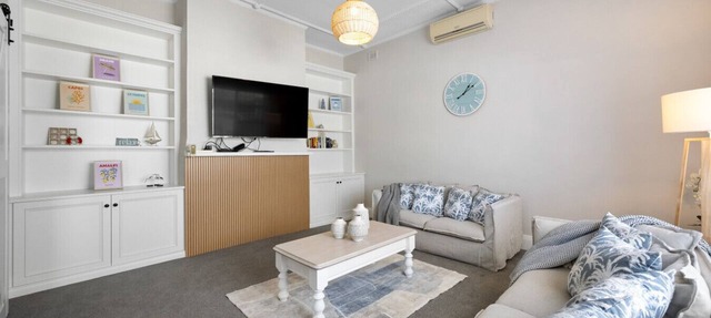 Hamptons Bungalow - Walk to Semaphore South Beach in Semaphore South