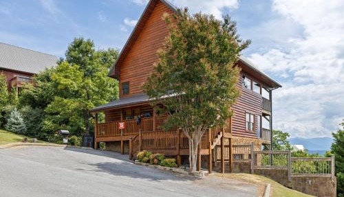 High Mountain Mist A Beautiful 4 Bedroom Cabin in Starr Crest Resort with hot tub and pool table in Sevierville