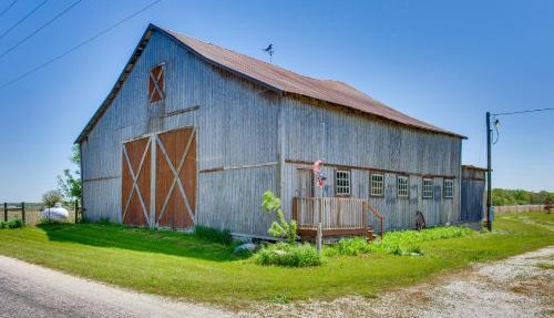 Historic Barn/Lodge & 3 More - 2 Mi From Town in Rushville