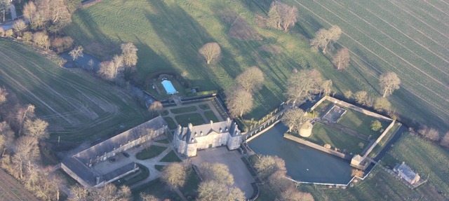 HISTORIC XVII CENTURY CASTLE IN NORMANDY in Fontenay-sur-Mer