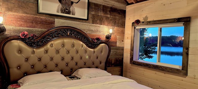 HK’S Love Den (Premium Lakefront View~ Muskoka Lake Cottages #1) in Port Carling